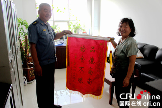 五十多万票据失而复得 市民送锦旗表感谢_fororder_IMG_5658_副本
