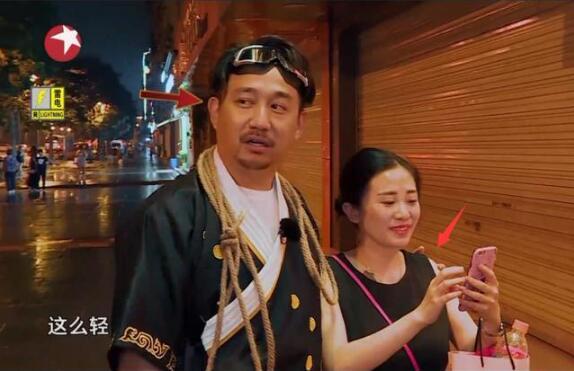 黄磊把手放在女生身上 网友刷屏骂他倚老卖老