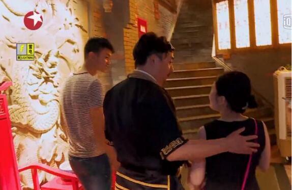 黄磊把手放在女生身上 网友刷屏骂他倚老卖老