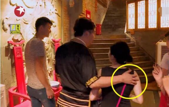 黄磊把手放在女生身上 网友刷屏骂他倚老卖老