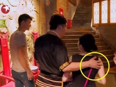 黄磊把手放在女生身上 网友刷屏骂他倚老卖老