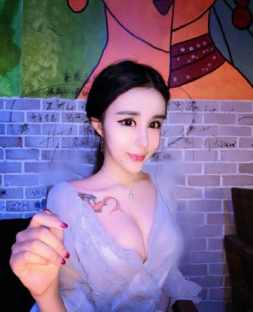郑州15岁女孩整成“蛇精脸” 自称月零花钱50万