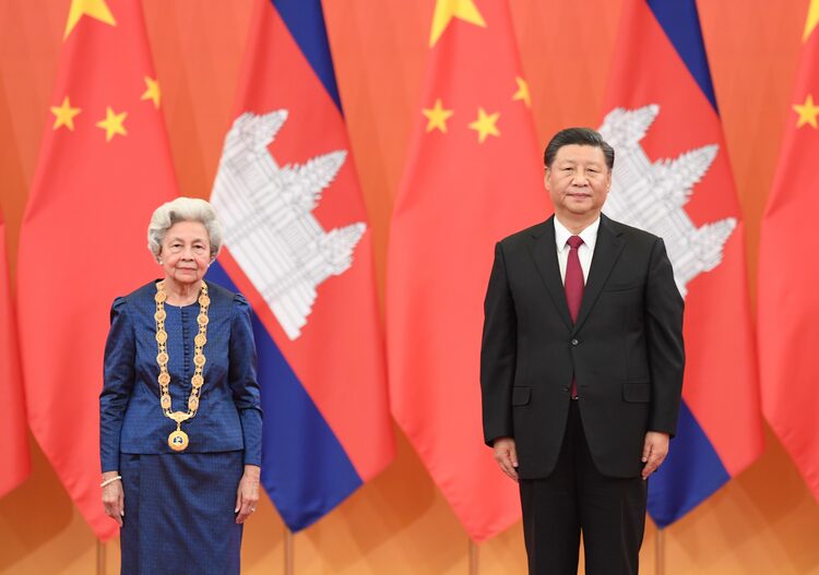 习近平为柬埔寨太后莫尼列举行“友谊勋章”颁授仪式