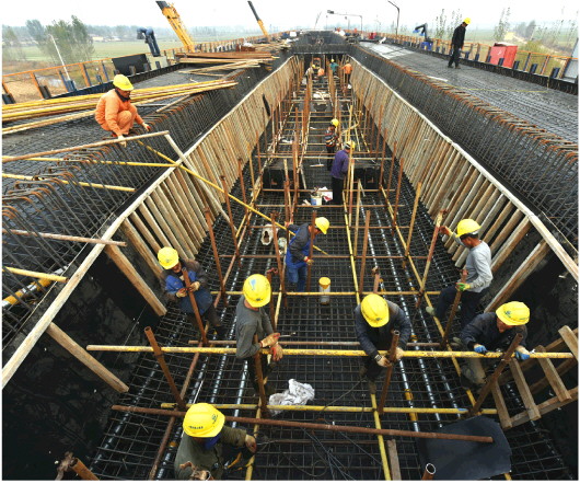 郑济铁路工程项目建设者加紧长清黄河特大桥工程建设