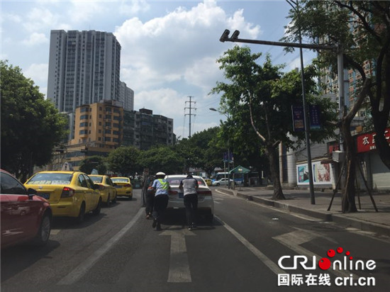已过审【法制安全 列表】小车路上熄火 辅警高温下帮助推车500米