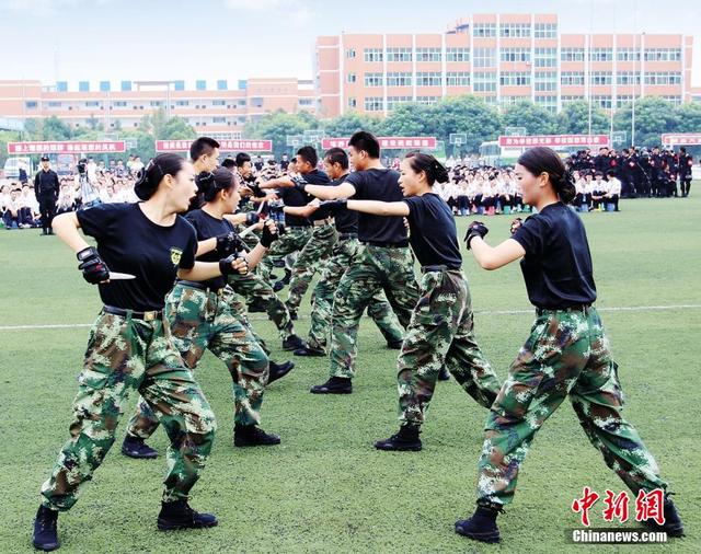 成都准空姐变女汉子 能单手碎碗劈砖