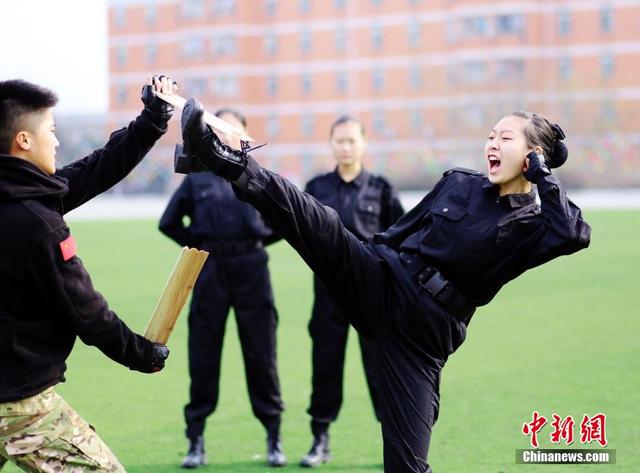 成都准空姐变女汉子 能单手碎碗劈砖