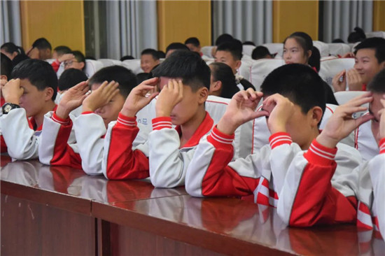 开封市第二中医院青少年近视防控知识讲座走进校园