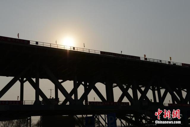 中国最早公铁两用桥"换代桥"主桥合龙