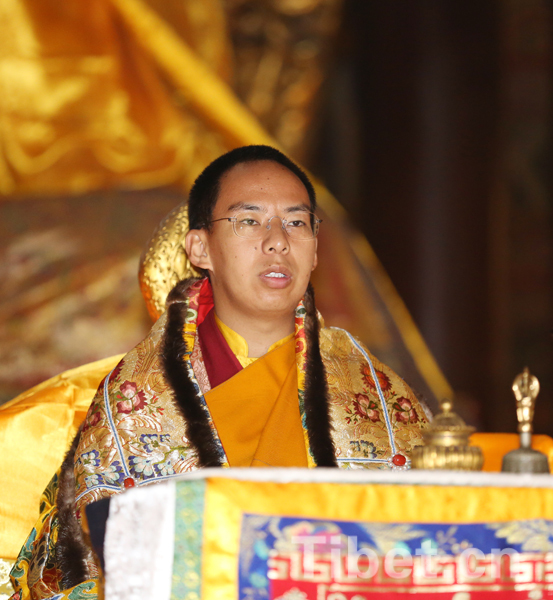十一世班禅为尼泊尔和西藏地震灾区举行祈福法会
