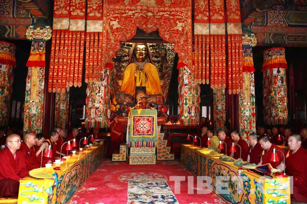 十一世班禅为尼泊尔和西藏地震灾区举行祈福法会