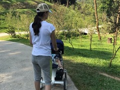 动图：谢杏芳推车带儿子遛弯大长腿抢镜 未见林丹陪同