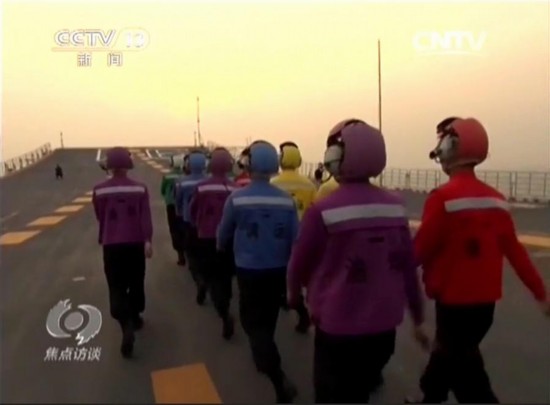 多架歼15在辽宁舰连续起飞画面曝光