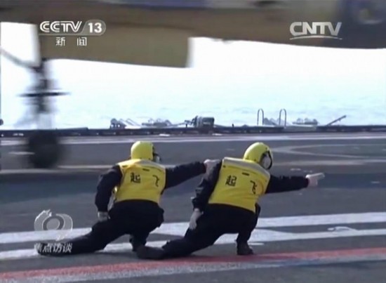 多架歼15在辽宁舰连续起飞画面曝光