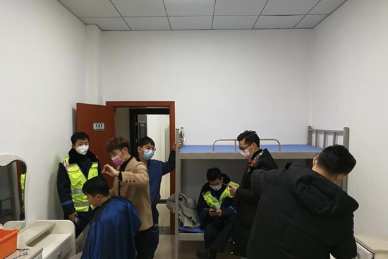 贵州习水：理发师为抗疫一线人员解决“头等大事”