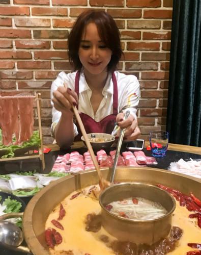 胡静开心吃火锅 自曝干这事最舍得花钱