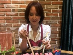 胡静开心吃火锅 自曝干这事最舍得花钱
