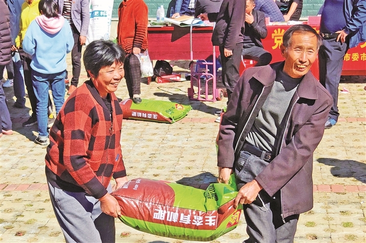 宁德柘荣英山乡开展“送法、送医、送农资、送技术”下乡活动