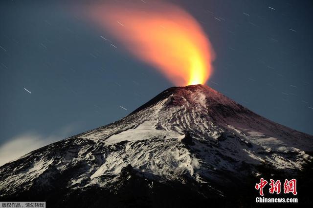 智利维利亚里卡火山喷发 岩浆喷薄而出