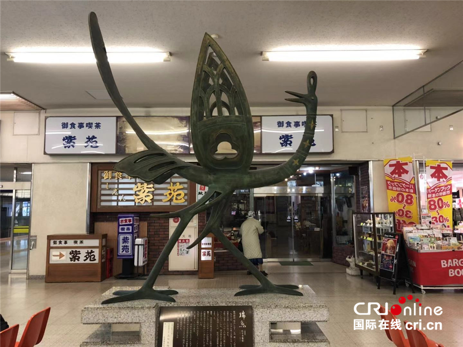 图片默认标题_fororder_图2 以朱鹮为原型名为“瑞鸟”的艺术雕塑 李轶豪摄