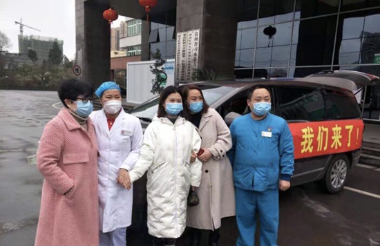 【第2张图的标题有个黑线，处理后再发布吧】贵州习水：县总工会慰问援鄂医护人员张壹涵家属