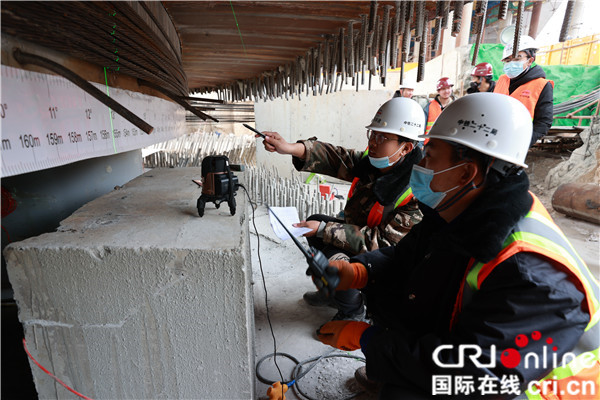 中国跨越铁路线路最多转体斜拉桥合拢