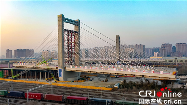 中国跨越铁路线路最多转体斜拉桥合拢