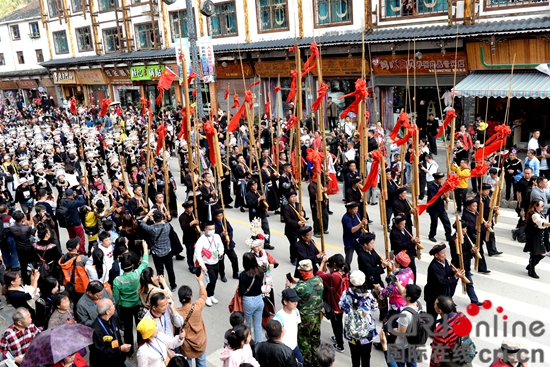贵州雷山苗年启幕 苗族民众热闹过年庆丰收