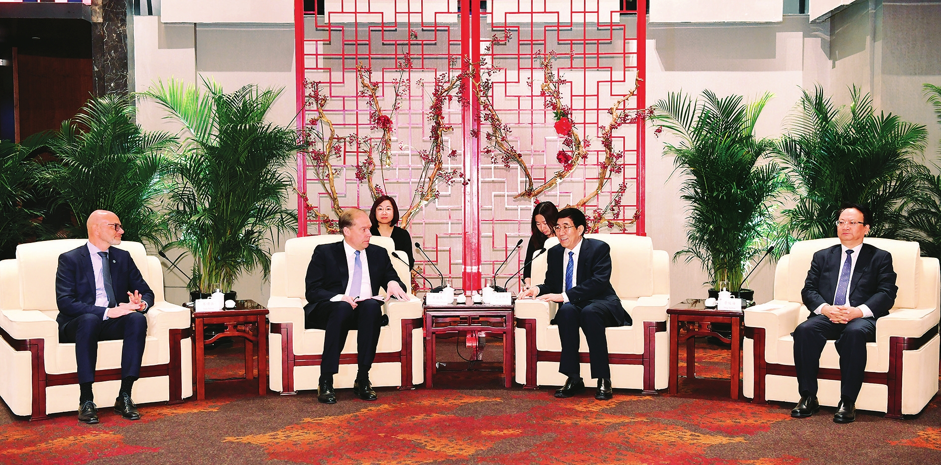 巴音朝鲁景俊海会见芬兰驻华大使肃海岚