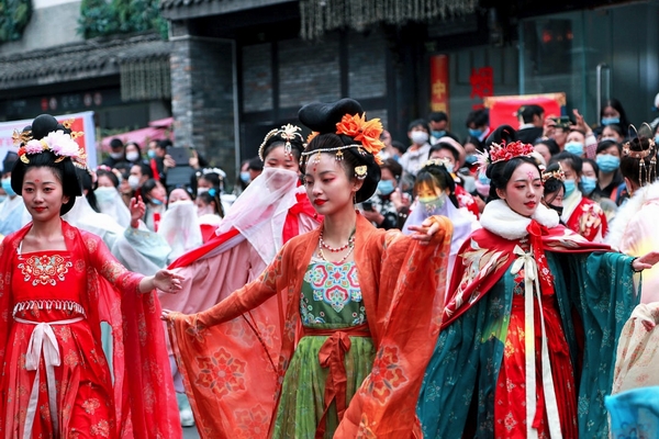 成都文殊坊：千人汉服大巡游 传承中华传统服饰之美