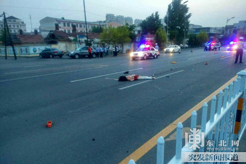 男女赤裸上身在马路上吵架 双双被撞身亡