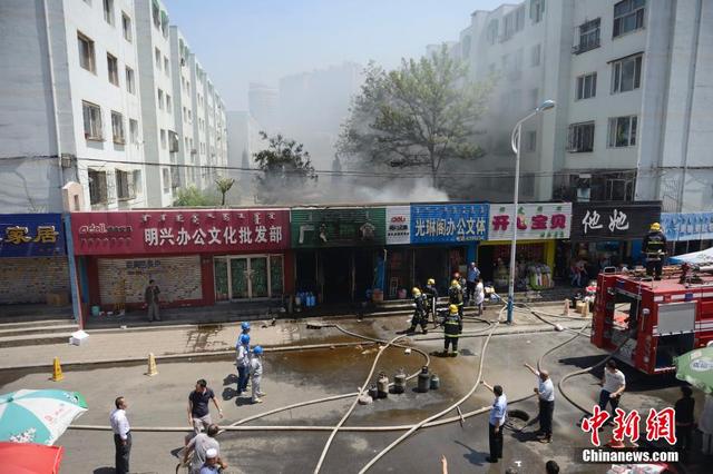 呼和浩特一饭店起火 现场浓烟弥漫