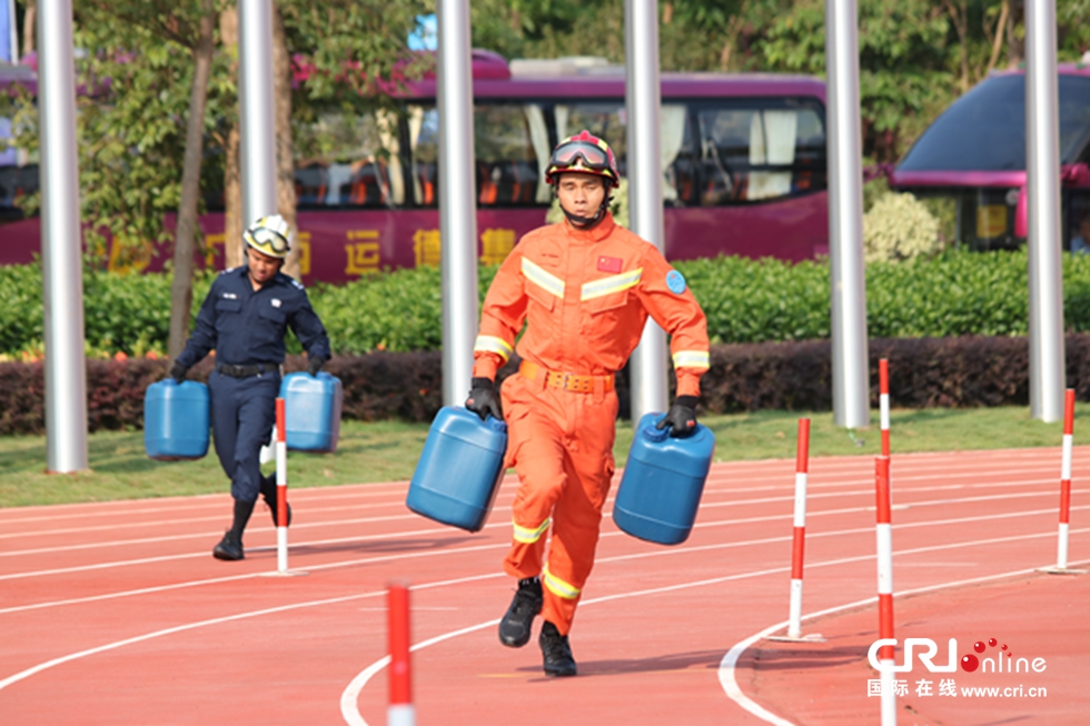 图片默认标题_fororder_第二届东盟地区论坛城市应急救援研讨班消防运动会，来自中国的消防员正与马来西亚代表进行400米疏散物资救人操竞技