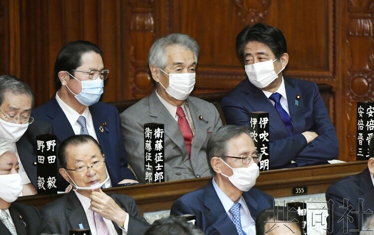 日本前首相安倍晋三涉嫌向选民提供有价物品 被指为赏樱会前夜晚宴填补差额约800万日元