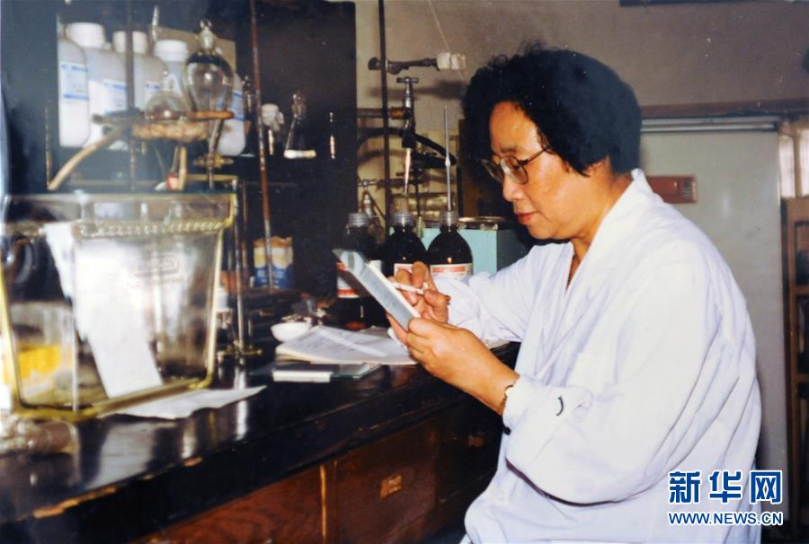 屠呦呦：与青蒿结缘 用中医药造福世界