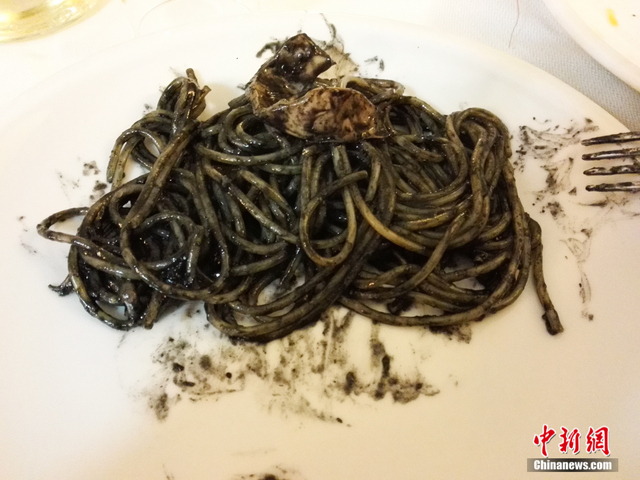 米兰世博会美食荟萃 墨鱼汁面最“奇葩”