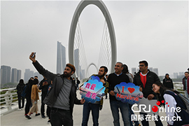 多名留学生走进建邺感受南京国际化城市新中心_fororder_CqgNOlyvAL-AVg2nAAAAAAAAAAA738.550x366