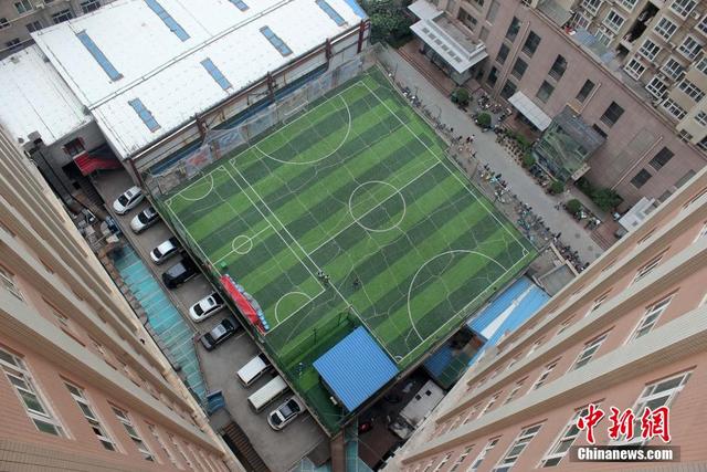 郑州足球爱好者自建“空中足球场”