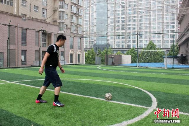 郑州足球爱好者自建“空中足球场”