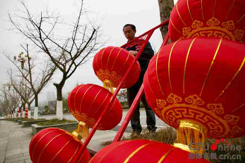贵州毕节：大红灯笼迎新春（组图）