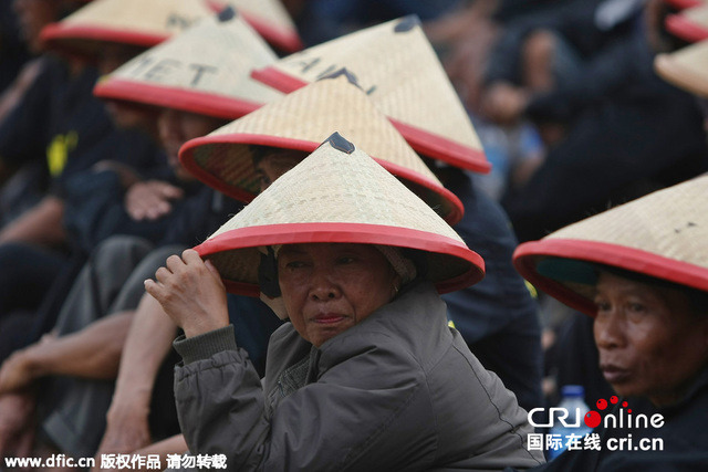 印尼民众总统府前放置帽子 抗议建燃煤发电厂