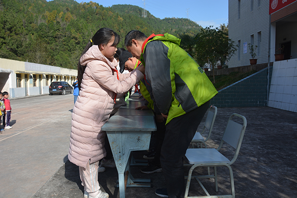 广元市总工会开展关爱农民工子女志愿服务