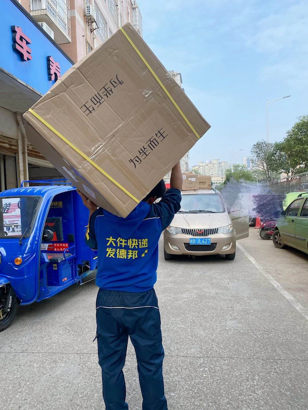 “双十一”效应 快递员一天工作十三小时