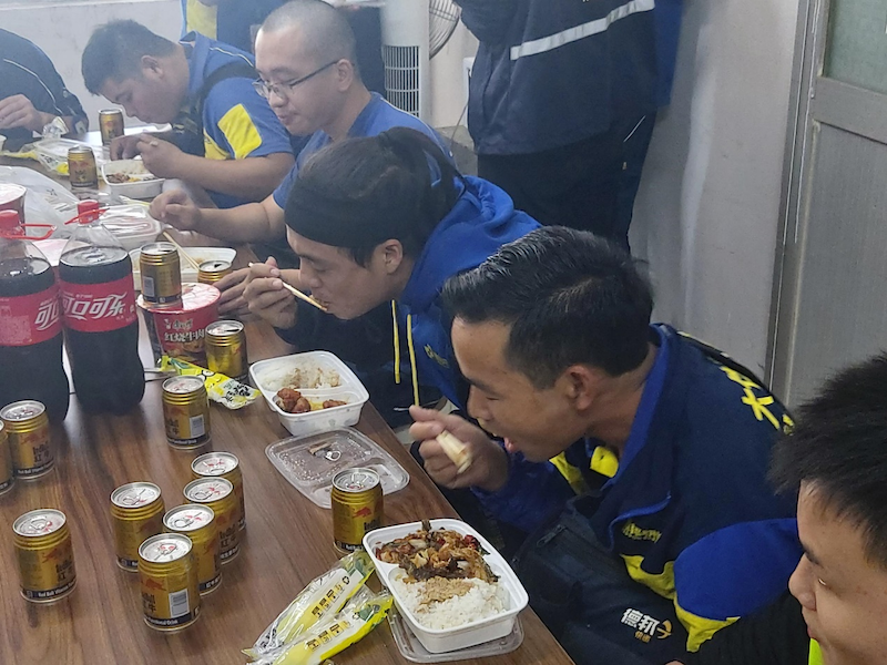 “双十一”效应 快递员一天工作十三小时