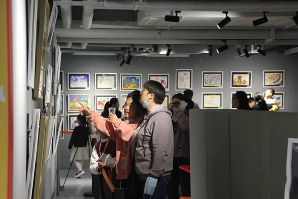 中法少儿美术精品展在成都锦江区开展
