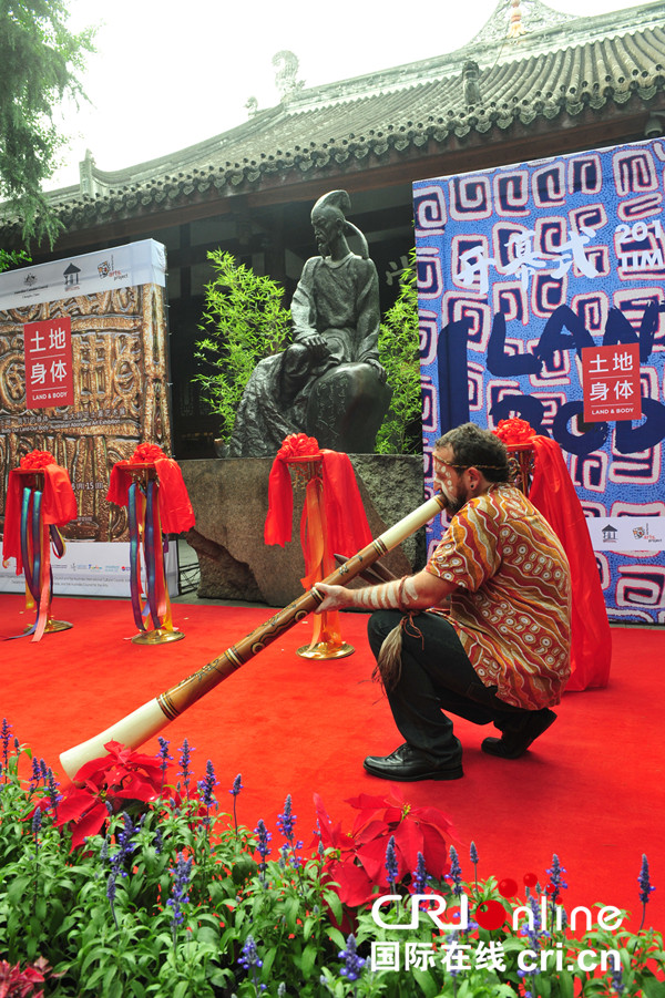 图片默认标题_fororder_四川频道-主题：澳大利亚土著艺术展在成都开展-作者：王伟-国籍-中国-拍摄地-成都杜甫草堂-简介：“土地-身体，我们的土地-我们的身体——澳大利亚土著艺术展”在成都杜甫草堂博物馆展览。图为原汁原味的澳大利亚文化表演。_副本