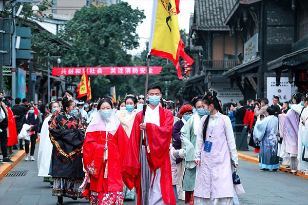 成都文殊坊：千人汉服大巡游 传承中华传统服饰之美