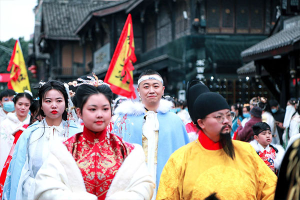 成都文殊坊：千人汉服大巡游 传承中华传统服饰之美