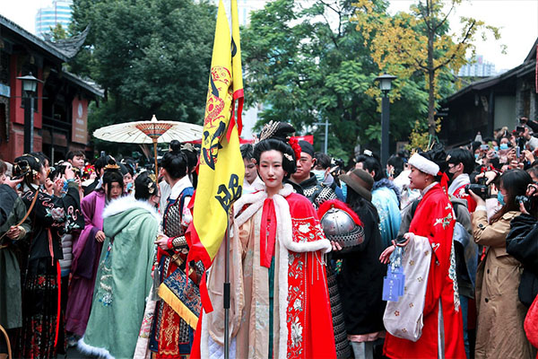 成都文殊坊：千人汉服大巡游 传承中华传统服饰之美