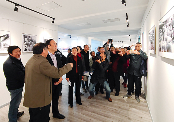 自贡：“那年、那时、那瞬间之富顺记忆”邓佑云个人摄影作品展开幕